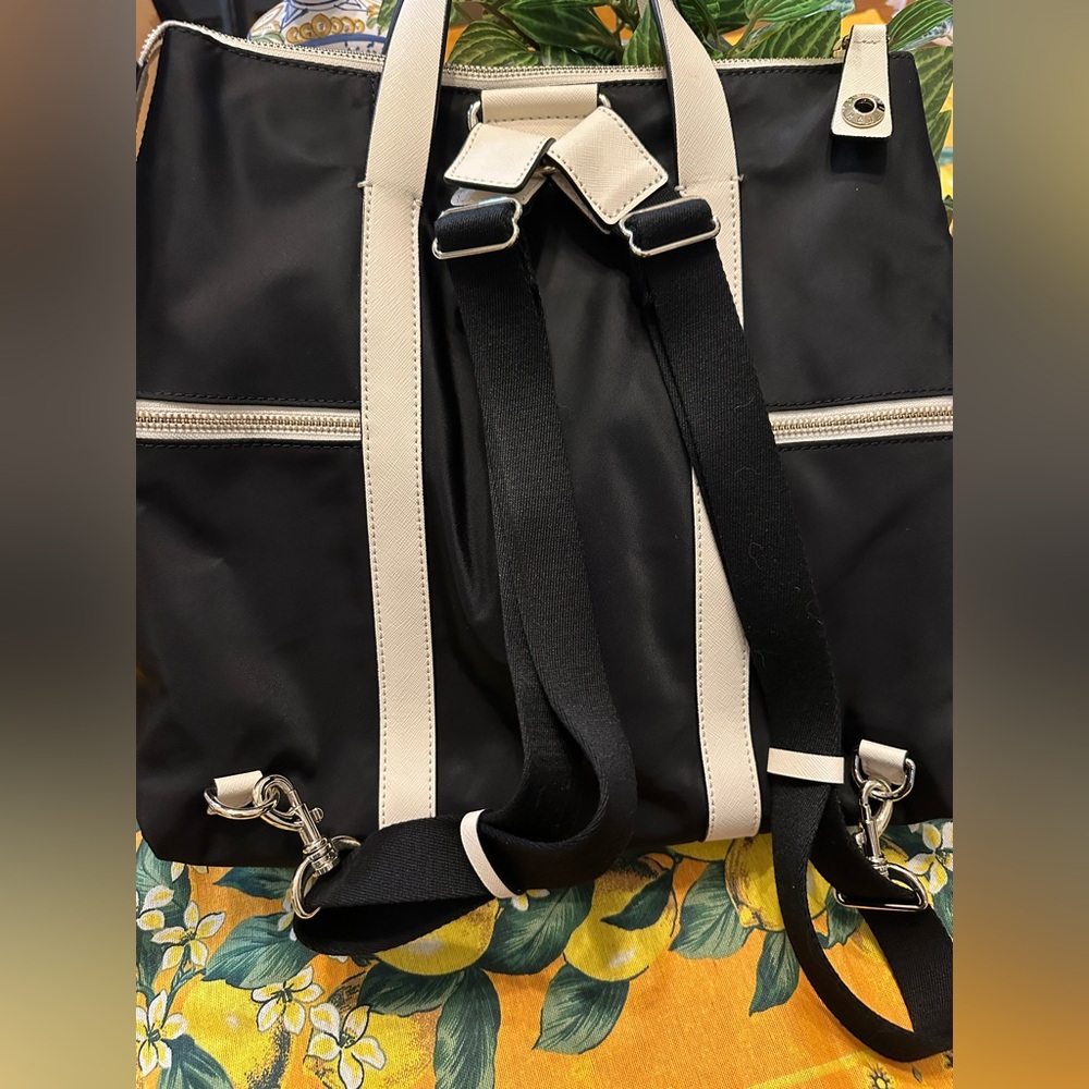 Gorgeous HTF Henri Bendel Black & Ivory 3 Way JETSETTER Crossbody Backpack Mint! - Picture 4 of 16